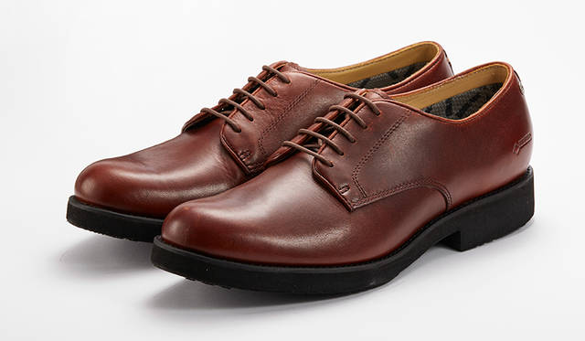 ゴアテックス®ファブリクス搭載＆アイストレックソール採用のシリーズは定番のプレーントウも用意。オン・オフ問わず英国調を演出できる。ネイビースエードとブラウンレザーの展開。2万4000円