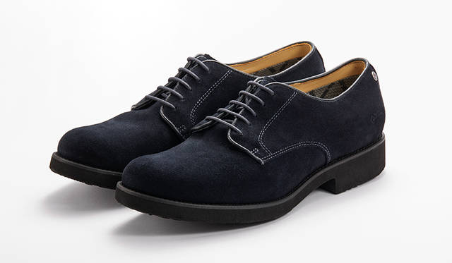 ゴアテックス®ファブリクス搭載＆アイストレックソール採用のシリーズは定番のプレーントウも用意。オン・オフ問わず英国調を演出できる。ネイビースエードとブラウンレザーの展開。2万4000円