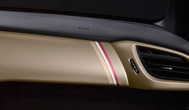 ※日本仕様は右ハンドル