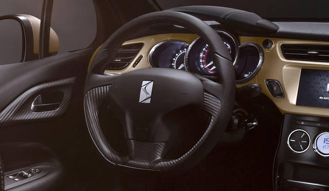 ※日本仕様は右ハンドル