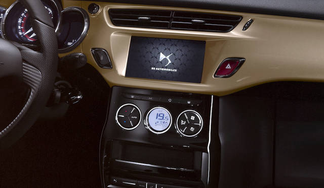 ※日本仕様は右ハンドル