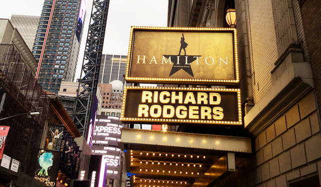 ハミルトン劇場前