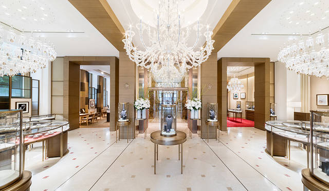 エントランスにはイタリアのガラス職人バロビエ&トーゾが手がけた7メートルのシャンデリア<br>Jimmy Cohrssen ©Cartier