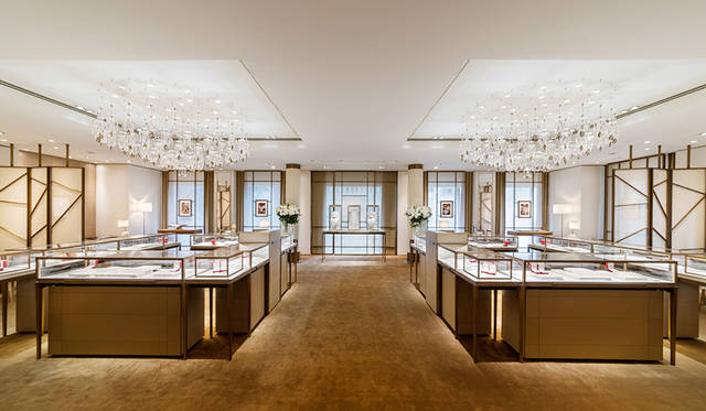 3階のダイヤモンドのフロアはフェミニンで静謐な印象_日本の屏風にインスピレーションを得たパーテーションがアクセント<br>Jimmy Cohrssen ©Cartier