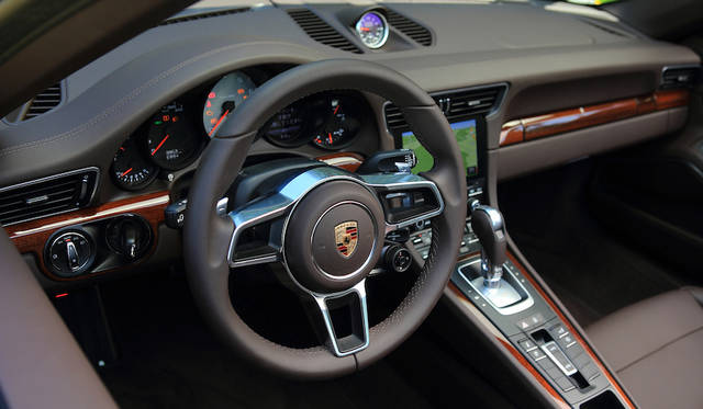 918 スパイダー由来のステアリングホイールにモードスイッチが備わる