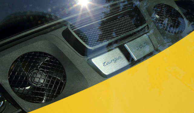 エンジンはツインターボチャージャーを備える