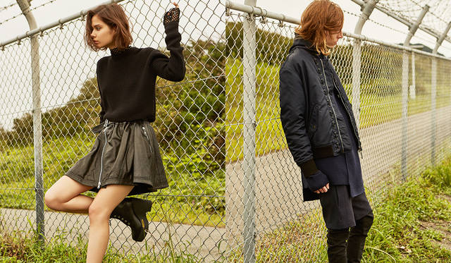 ＜写真左＞ニット3万7000円、レザースカート15万1000円、ブーツ7万2000円（すべてディーゼル ブラック ゴールド）その他スタイリスト私物<br>＜写真右＞ ジャケット8万7000円、フーデッドシャツ4万0000円、ニット4万7000円、レイヤードパンツ4万2000円、ブーツ8万6000円（以上ディーゼル ブラック ゴールド）その他スタイリスト私物