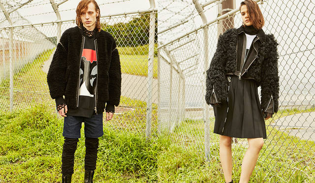 ＜写真左＞ムートンジャケット33万7000円、スウェット3万2000円、レイヤードデニム5万6000円、ブーツ8万6000円（すべてディーゼル ブラック ゴールド）その他スタイリスト私物<br>＜写真右＞ レザージャケット31万8000円、ニット3万6000円、カットソー1万8800円、ドレス7万1000円、ベルト3万2000円、ブーツ7万2000円（以上ディーゼル ブラック ゴールド）その他スタイリスト私物