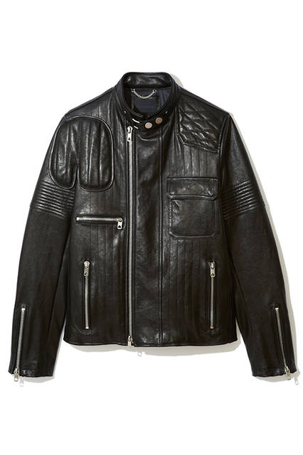 無骨なデザインのレザージャケット。随所に施されたパッチワークとステッチワークが唯一無二のデザインに仕上げている。軽くて着心地の良いラムレザーを使用し、程良くフィットするシルエットが大人の着こなしにぴったり。レザージャケット25万2000円（ディーゼル ブラック ゴールド）