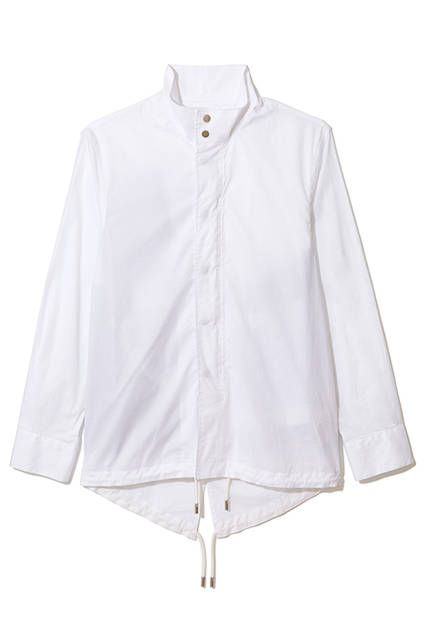 比翼仕立てになったモックネックのシャツ。ストレッチが効いているので着心地も抜群。カジュアルからモードなスタイルまで様々な着こなしを楽しめそう。シャツ3万9000円（ディーゼル ブラック ゴールド）