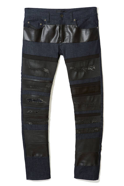切り替えデザインと随所にあしらったダメージが程良いこなれ感を演出する、デザイン性に富んだ一本。柔らかい穿き心地で、美しいシルエットが叶うスキニーフィット。デニムパンツ11万7000円（ディーゼル ブラック ゴールド）