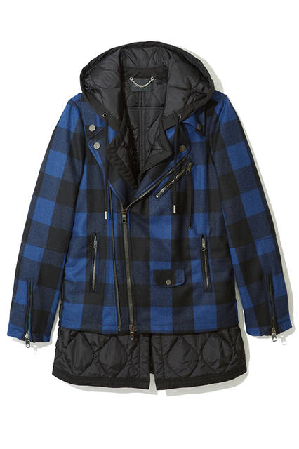 ライダースにナイロンのフードとインナーが組み合わされたユニークな表情のジャケット。レイヤードをしているようなコーディネートをこれ一着で楽しめる万能アイテム。ジャケット15万2000円（ディーゼル ブラック ゴールド）