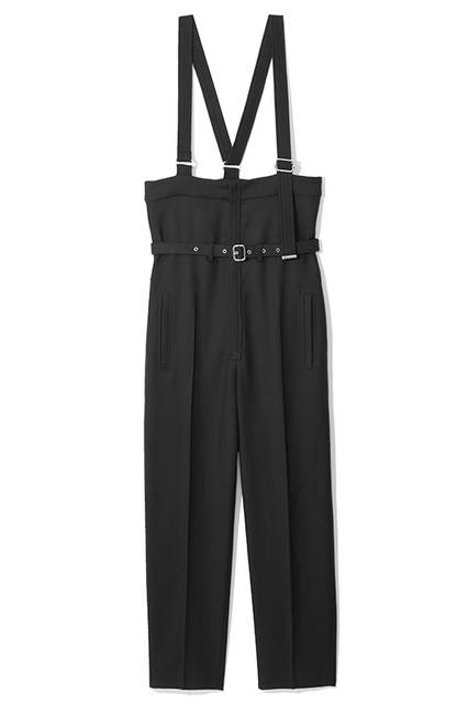 機能的なサロペットをウールフランネルで都会的にアップデート。ウェストベルトで女性らしいシルエットも演出できる。テーパードラインのフィットで足長効果も。サロペット5万5000円（ディーゼル ブラック ゴールド）