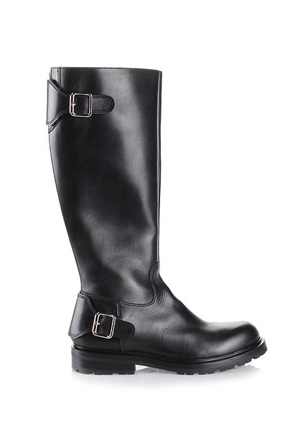 しなやかで上質なカーフレザーの素材感が引き立つ、シンプルなロングブーツ。コーディネートを選ばないので、カジュアルにもエレガントにもマニッシュにも。ローヒールなので長時間の歩行も快適にこなせそう。ブーツ9万5000円（ディーゼル ブラック ゴールド）
