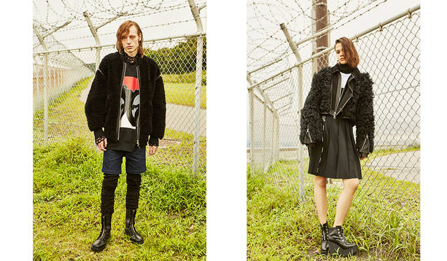 ＜写真左＞カラフルなプリントが施されたカジュアルなスウェットに、レイヤードデニムをコーディネート。ゴージャスなムートンを羽織れば一気にトレンド感のあるモードな着こなしを楽しめる。ムートンジャケット33万7000円、スウェット3万2000円、レイヤードデニム5万6000円、ブーツ8万6000円（すべてディーゼル ブラック ゴールド）その他スタイリスト私物<br>＜写真右＞ファーがあしらわれたレザージャケットに、膝丈のレディライクなプリーツドレスで、クールだけではないフェミニンな色香も漂わせて。レザージャケット31万8000円、ニット3万6000円、カットソー1万8800円、ドレス7万1000円、ベルト3万2000円、ブーツ7万2000円（以上ディーゼル ブラック ゴールド）その他スタイリスト私物
