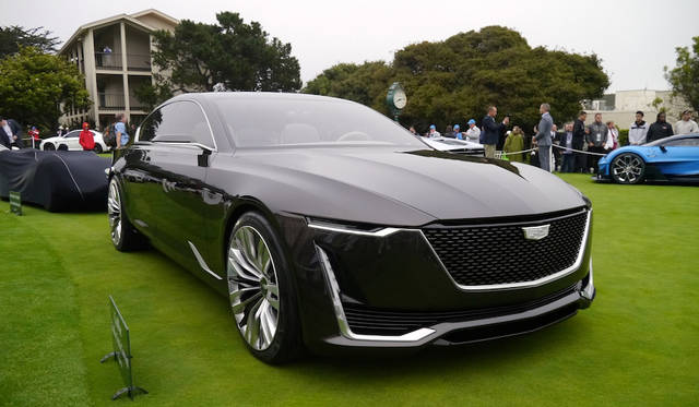 Pebble Beach Concours d’Elegance 2016 |ペブルビーチ・コンクールデレガンス 2016 065 会場の一角に展示されたキャデラックセダンの未来を感じさせるエスカーラ・コンセプト