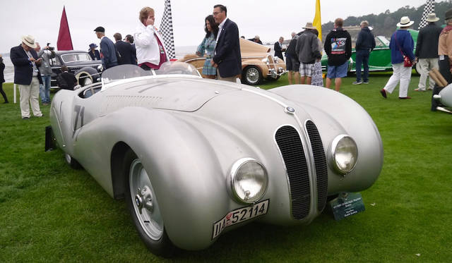 Pebble Beach Concours d’Elegance 2016 |ペブルビーチ・コンクールデレガンス 2016 067 100周年を迎えたBMWの展示のうち328 Mille Miglia Bugelfalete Roadster(37年)はカム理論による空力ボディが特徴的で、アルベルト・シュペアが所有していたこともある