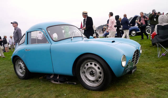 Pebble Beach Concours d’Elegance 2016 |ペブルビーチ・コンクールデレガンス 2016 071 フィアット500ビザリーニ・マルキネッタ・ベルリネッタ」(53年)はジョット・ビザリーニが大学の卒業制作として制作したもので、フィアット500をベースにフレームを組みアルミニウムのボディを作りエンジンをチューニングした