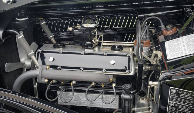 Pebble Beach Concours d’Elegance 2016 |ペブルビーチ・コンクールデレガンス 2016 008 ランチア・アストゥーラ・ピニン・ファリーナ・クーペは3リッターの狭角V8エンジンを搭載している Copyright © Kimball Studios / Courtesy of Pebble Beach Concours d'Elegance