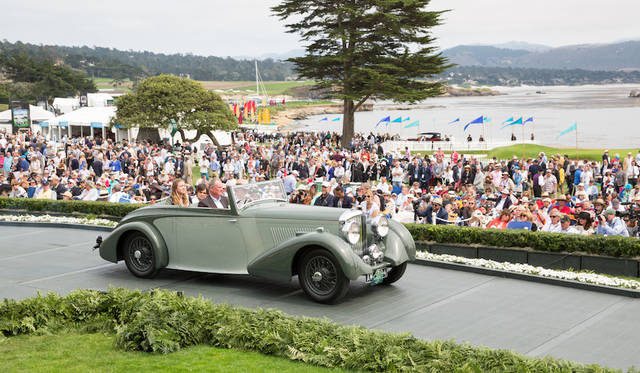 Pebble Beach Concours d’Elegance 2016 |ペブルビーチ・コンクールデレガンス 2016 021 ベントレー3½ リッター・パークワード・ドロップヘッドクーペ(34年)は英国オリジンの美しいクルマのための「モンタギュー・オブ・ボーリュー(英「Car」誌の創設者でもあるモンタギュー卿)トロフィを贈られた Copyright © Kimball Studios / Courtesy of Pebble Beach Concours d'Elegance