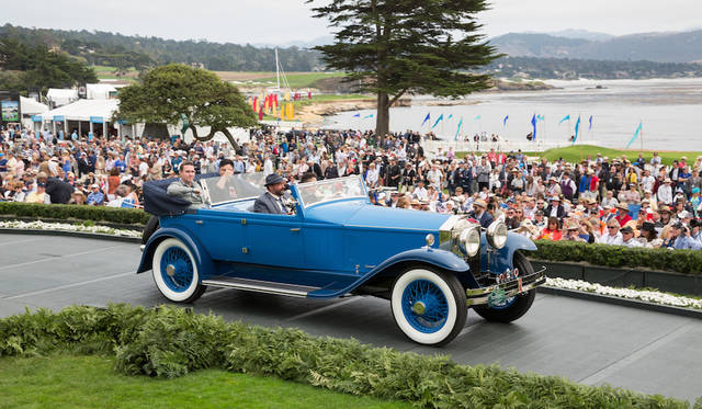 Pebble Beach Concours d’Elegance 2016 |ペブルビーチ・コンクールデレガンス 2016 025 物書きであり食通でもありペブルビーチの初期の審査員でもあった米国人ルシアス・ビービにちなんだトロフィは伝統的なロールスロイスを対象としており今年はシルバーゴースト・ブリュースター・コンバーチブルセダン(23年)が受賞した Copyright © Kimball Studios / Courtesy of Pebble Beach Concours d'Elegance