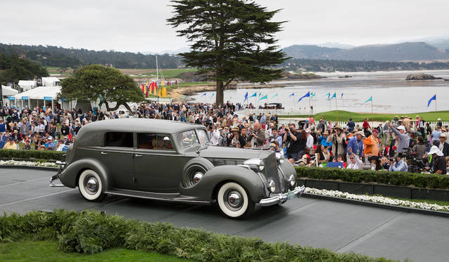Pebble Beach Concours d’Elegance 2016 |ペブルビーチ・コンクールデレガンス 2016 030 現在もっとも重要なクラシックに与えられる「クラシックカークラブ・オブ・アメリカ・トロフィ」はパッカード1605スーパーエイト・ボーマン&シュワーツ・コンバーチブルセダン(38年)に Copyright © Kimball Studios / Courtesy of Pebble Beach Concours d'Elegance