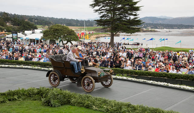 Pebble Beach Concours d’Elegance 2016 |ペブルビーチ・コンクールデレガンス 2016 031 オリジナルの状態を保ちつつ日常的に使われている車両を対象とした「FIVA(the international federation of historic vehicles)トロフィ」戦前部門を与えられたのはトーマス・モデル17デタッチャブル・エントリーとノー(1902年) Copyright © Kimball Studios / Courtesy of Pebble Beach Concours d'Elegance