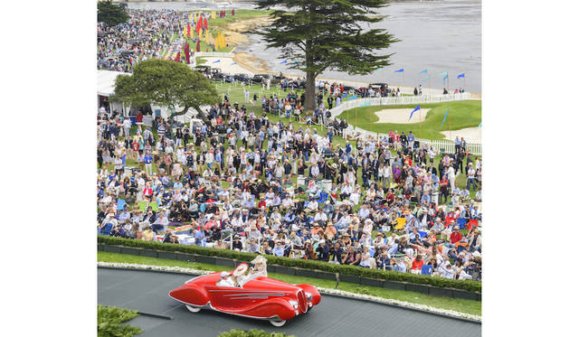 Pebble Beach Concours d’Elegance 2016 |ペブルビーチ・コンクールデレガンス 2016 060 最後の受賞式を見るために観客は早朝から席取りをしている Copyright © Kimball Studios / Courtesy of Pebble Beach Concours d'Elegance