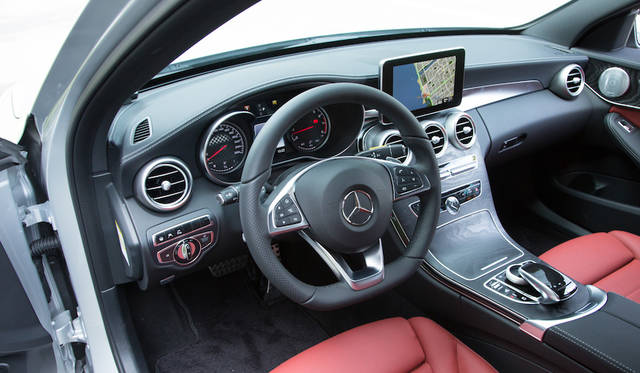 Cクラスゆずりの機能的なダッシュボードデザインにメルセデスAMGのスポーティさを加味