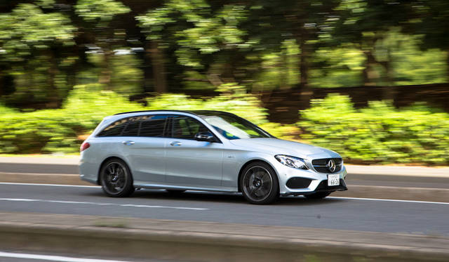 マイナーチェンジ前のC 450 AMG 4MATICでは7段ATだったが今回は9段化