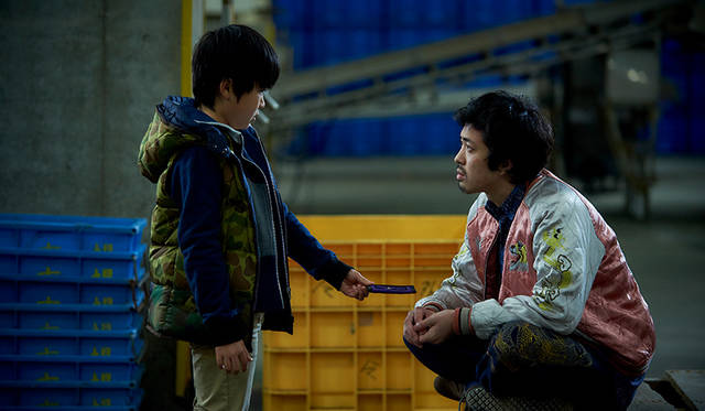 チンピラの健司（若葉竜也）が、スーパーで万引きをしようとしているところ、小学生の大輝（鈴木福）と出会う。健司は、万引きが店員に見つかり、追いかけられ逃げ惑う。そんな時、車の中から大輝に手招きされ、思わずその車に飛び乗る健司。そして、大輝に言われるがままに車を発進させることになるが…。