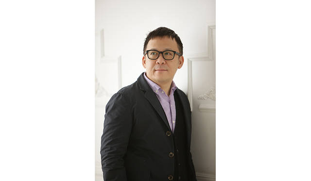 監督:佐々木敦規（ささき・あつのり） 有限会社フィルムデザインワークス代表。『ビートたけしのお笑いウルトラクイズ!!』『とんねるずのみなさんのおかげでした』等のバラエティ番組や、K-1、プロレスなど格闘技番組の演出を経て、2010年より「ももいろクローバーZ」のステージ演出を手掛ける。バラエティや格闘技の要素を取り入れた、それまでのアイドルコンサートの既成概念を覆す演出で、現在の「ももクロ」のスタイルを確立。以降、さいたまスーパーアリーナ、西武ドーム、日産スタジアム、国立競技場など数万人規模の会場演出を担当。また新日本プロレス東京ドーム大会やボクシング世界戦のステージ演出なども手がける。