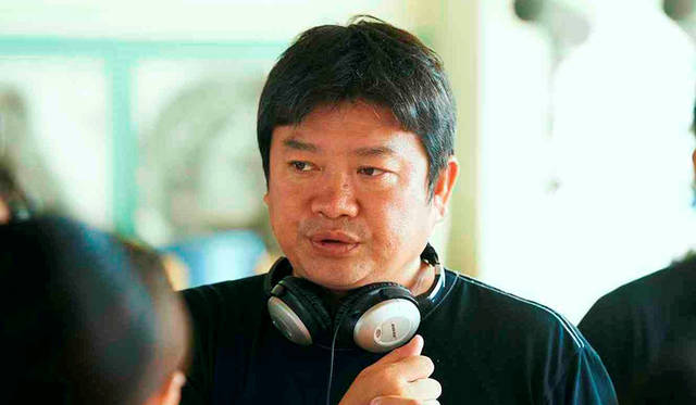 監督:本広克行（もとひろ・かつゆき） 1965年生まれ。香川県出身。高校を卒業後、映画学校、映像制作会社を経て、1996年に初の映画監督作品『７月７日、晴れ』で劇場デビュー。2003年に公開された映画『踊る大捜査線 THE MOVIE２ レインボーブリッジを封鎖せよ！』では、日本映画（実写）興行収入記録歴代一位の座を獲得。その後もドラマ・演劇・アニメ・ゲーム・MV・ショートムービー・CM・映画祭のディレクターと、活動の場は多方面に渡る。2015年、平田オリザ原作・ももいろクローバーZ主演の映画『幕が上がる』を監督。同作の舞台版でも演出を担当した。