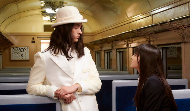 絢子（伊藤万理華（乃木坂46））の手帳にはたくさんの記念日が書いてある。初めてチョコミントを食べた日、初めて告白された記念日、インコを飼育し始めた日なども書かれている。しかし、今日の日付の欄だけ、ぽつんと空欄になっている。記念日が一つもない日なんてあるはずがないのに。ふと気付くと絢子は知らない列車に乗っていた。そして、怪しい男（栗原類）に案内されながら不思議な旅が始まった―。