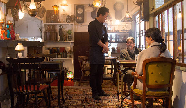 「見せたいところがあるんです」と年老いた男（中村嘉葎雄）は、上品そうな女性（松原智恵子）と共にゆっくりと歩き出す。年老いた男は公園、美容室、肉屋などを紹介しながら、こじんまりとした街の中を歩き続ける。そして、二人は匂いに誘われてとある喫茶店に入り、一杯ずつコーヒーを飲むのだが…。