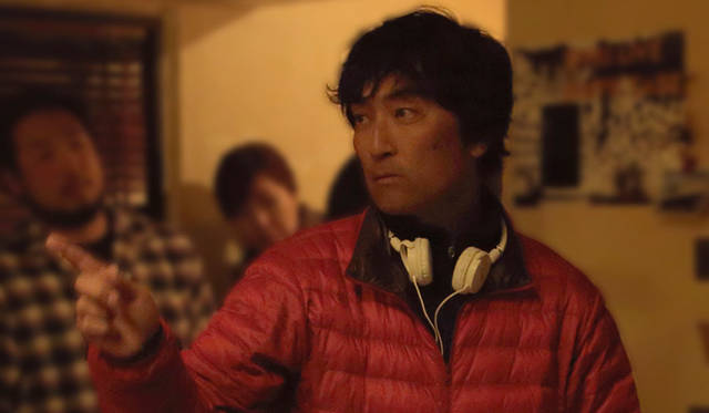 監督:森谷 雄（もりや・たけし） 日本大学芸術学部映画学科卒業後、テレビドラマの世界へ。プロデューサーとして、「天体観測」（’02／フジテレビ）、「ザ・クイズショウ」シリーズ（’08・’09／日本テレビ）、「33分探偵」シリーズ（’08・’09／フジテレビ）、「深夜食堂」（’09／毎日放送・TBS）、「コドモ警察」（’12／毎日放送）、「みんな!エスパーだよ!」（’13／テレビ東京）などのドラマを手掛ける。映画の主なプロデュース作品は『ロッカーズ ROCKERS』（’03／陣内孝則監督）を皮切りに、『シムソンズ』（’06／佐藤祐市監督）、『Little DJ〜小さな恋の物語』（’07／永田琴監督）、『ぼくたちと駐在さんの700日戦争』（’08／塚本連平監督）、『シャッフル』（’11／及川拓郎監督）『しあわせのパン』（’12／三島有紀子監督）、『ぶどうのなみだ』（’14/三島有紀子監督）。監督作品には『サムライフ』(’15)がある。