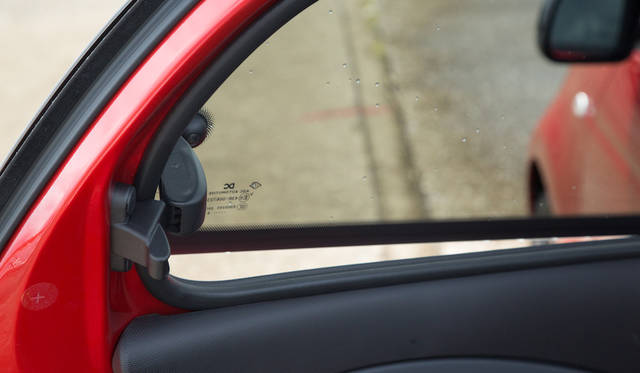 席ドアのウィンドウは前ヒンジで後ろだけ開くように割り切っている