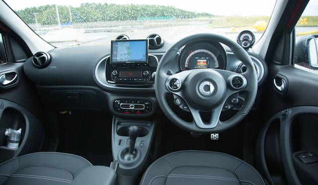 ターボは前席にシートヒーター内蔵のレザーシート標準装備