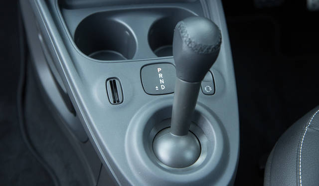 トランスミッションはツインクラッチ式6段。エコとスポーツモード切り換えスイッチ装備