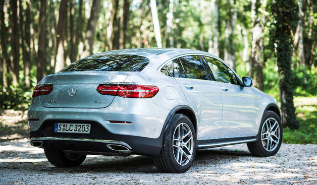 あえてSUVよりクーペの雰囲気を強く打ち出したリアビューは美しい