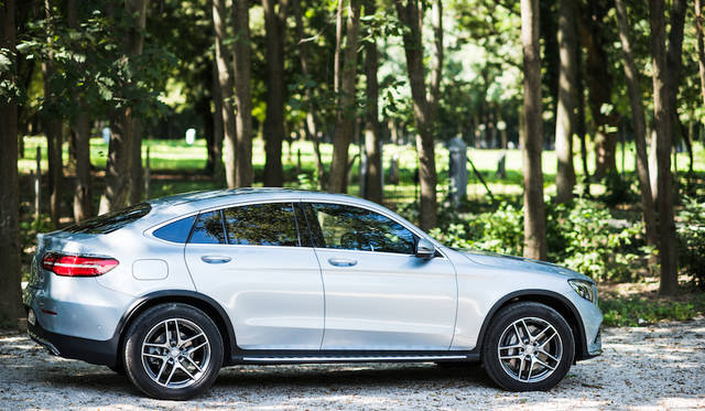 ルーフ後ろ半分はなだらかに後継してクーペ的な印象だ