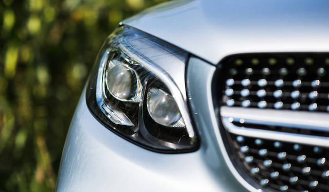 ヘッドランプにはLEDのポジションランプが組み込まれている