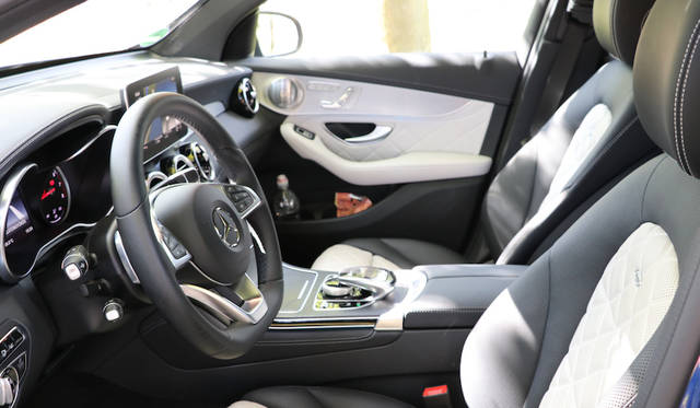 フラットボトムのステアリングホイールなど全体にスポーティな印象だ