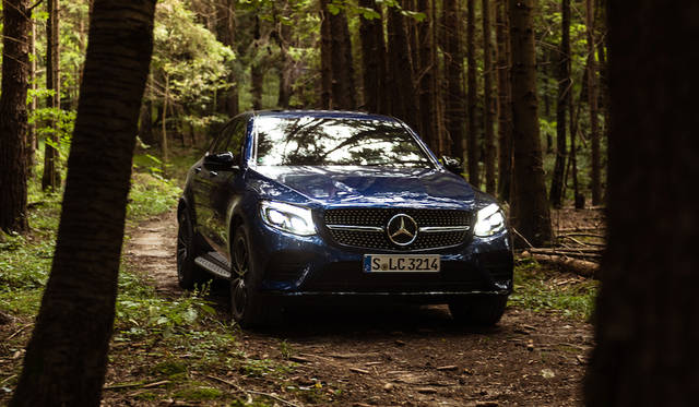 前後トルク配分は細かく制御される4MATICを備えて悪路もこなす