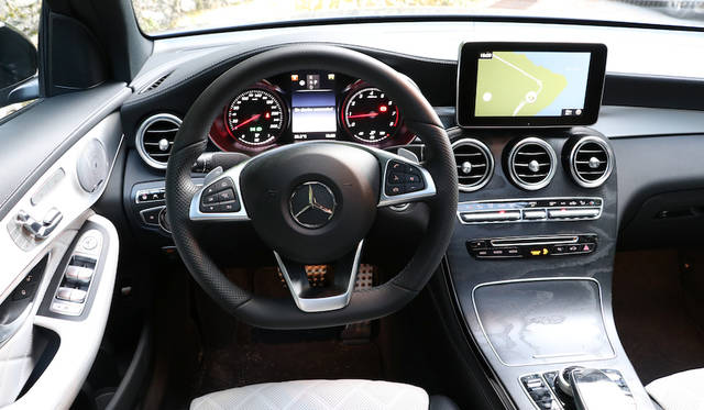 速度計と回転計のあいだには各種情報のモニターが備わる