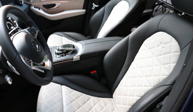 2トーンのレザーシートは「デジーニョ」というオプション