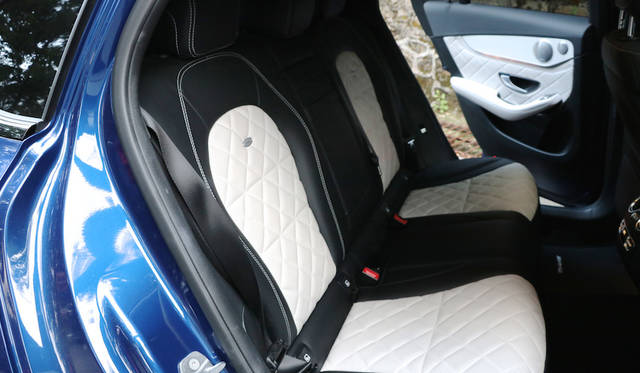 ホイールベースは2.87メートルで後席は足元に余裕がある