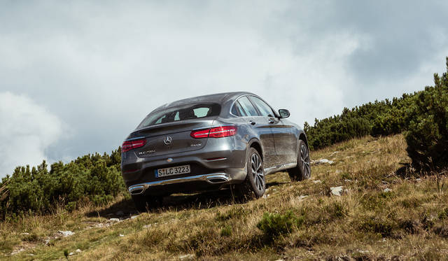 メルセデスではクーペには横基調のリアコンビネーションランプを与える