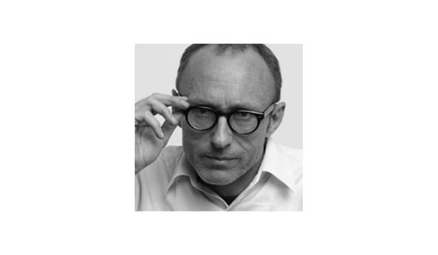 Jean-Philippe_R <strong>Jean-Philippe Delhomme<br>ジャン・フィリップ・デローム / ファッションイラストレーター</strong><br><br>1959年生まれ、パリ在住。ファッションイラストレーターとしてだけでなく、ペインター、ライター、ブロガーとマルチに活躍。<br>各分野の才能と鋭い探究心で、斬新な作品を生み出す。『VOGUE』、『GQ』等数多くのグローバル誌にイラストを寄稿するほか、ブランドや企業の広告キャンペーンも手掛ける。<br>オリジナリティとシニカルなユーモアに溢れる作風で、全世界にファンを持つ。