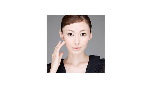 Maki-Tamaru <strong>Maki Tamaru<br>田丸麻紀 / 女優・モデル</strong><br><br>これまでCMや数々のファッション誌の紙面を飾り、トップモデルとして活動。 <br>2003年3月の「女優宣言」お披露目発表会を皮切りに、ドラマや映画で活躍する一方、番組キャスターやバラエティ、イベントにも積極的に活動の場を広げるなど、現在多方面において活躍中。